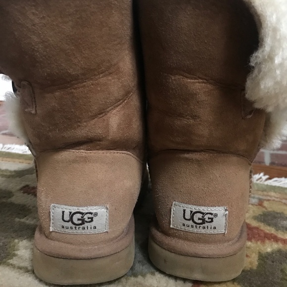 Chestnut short Uggs with button - Picture 4 of 6